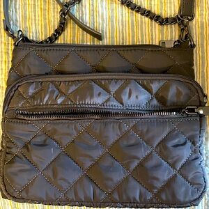 Cute purse- like new condition. No wear!!